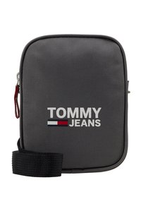 Piccolo borsello rettangolare di colore grigio scuro con tracolla nera e logo "Tommy Jeans" bianco con bandiera rossa, bianca e blu sul davanti.