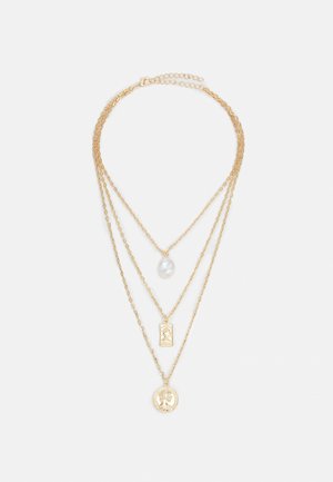 Vergulde gelaagde ketting met drie kettingen: een centrale parel, een rechthoekige hanger en een ronde munthanger.