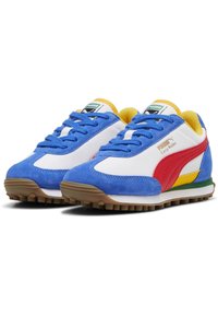 Adidași din suede albastru și plasă albă cu accente roșii și galbene, având un toc verde și galben și o talpă din cauciuc texturat.