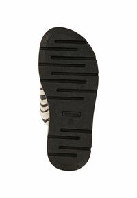 Suola in gomma nera con scanalature orizzontali, caratterizzata da un motivo testurizzato. La scarpa presenta una tomaia in tessuto a strisce zebrate.