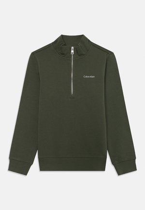 Zielona bluza rozpinana z wysokim kołnierzem, z metalowym zamkiem błyskawicznym i białym logo "Calvin Klein" na lewej piersi, wykonana z miękkiego materiału.