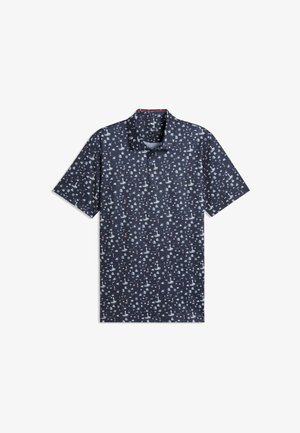 Marineblauw poloshirt met korte mouwen met witte nautische print met schepen, ankers en stuurwielen, plat neergelegd op een witte achtergrond.