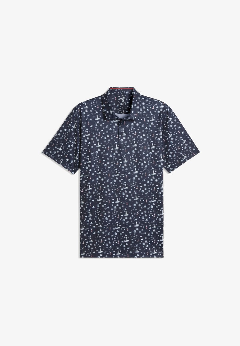 Polo bleu marine à manches courtes avec imprimé nautique blanc représentant des bateaux, des ancres et des roues de gouvernail, posé à plat sur fond blanc.