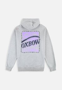 Haut à capuche gris avec un grand logo "OXBOW" bleu marine sur un fond violet. Comprend du texte en noir, en matière coton, et une poche kangourou.