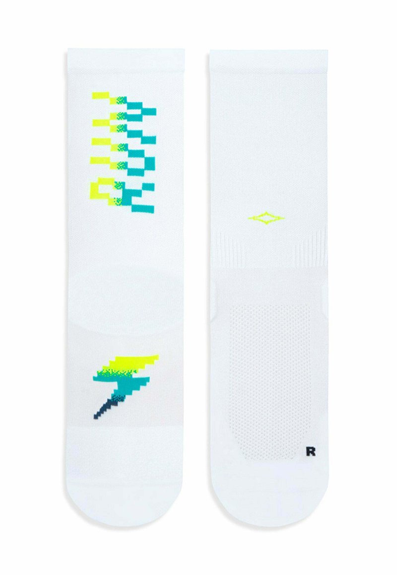 Vitaid athleticstrumpor med ett grafiskt mönster i blått och gult, med texturerade grepp och en logotyp på sidan. Slätt material.