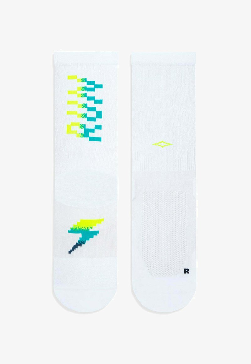 Calcetines deportivos blancos con un patrón gráfico en azul y amarillo, con agarres texturizados y un logo en el lateral. Material suave.