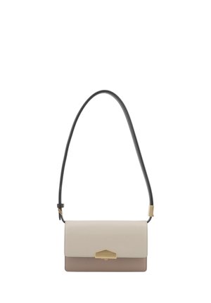 Sac à bandoulière rectangulaire bicolore beige et taupe en cuir avec bandoulière noire réglable et fermeture par fermoir en métal doré.