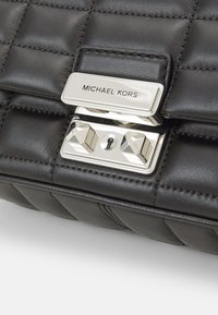 MICHAEL Michael Kors TRIBECA CHAIN - Axelremsväska - black