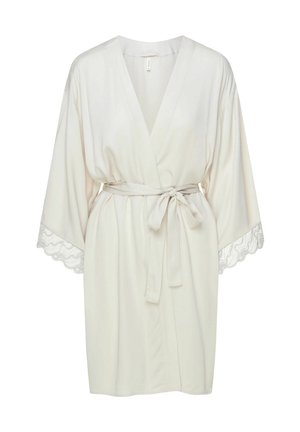 Szlafrok do kolan w kolorze kremowym, z szerokimi rękawami, wykończony koronką i przewiązany paskiem w talii, przedstawiony na białym tle.