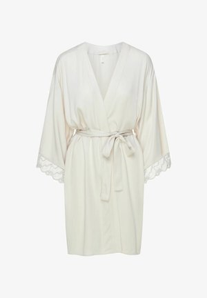 Szlafrok do kolan w kolorze kremowym, z szerokimi rękawami, wykończony koronką i przewiązany paskiem w talii, przedstawiony na białym tle.