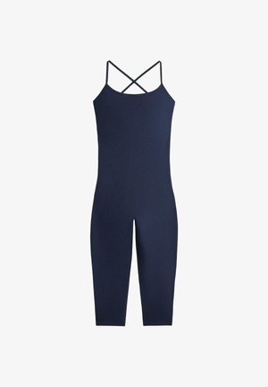 Tengerészkék egyrészes overál vékony átlapolt vállpántokkal és rövidített szárakkal, női sportruházatra tervezve.