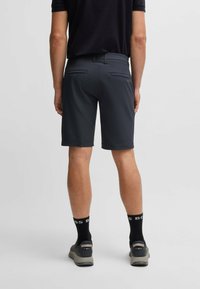 Dunkelgraue Shorts aus einem glatten Stretchstoff, mit flachem Frontdesign, zwei Gesäßtaschen und einem sauberen Schnitt am Saum.