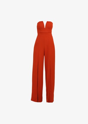 Roter Jumpsuit mit tiefem V-Ausschnitt, trägerlosem Design, weitem Bein und vorderen Schlitz; aus einem glatten, leichten Stoff gefertigt.