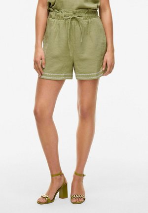 Pantalones cortos verde oliva de tela texturada, con una cintura elástica y cordón ajustable, y un detalle de dobladillo ondulado.