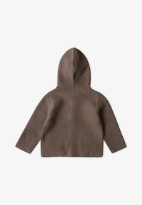 Brauner gestrickter Hoodie mit strukturiertem Finish, langen Ärmeln und einer Kordelzugkapuze. Die Rückseite verfügt über ein nahtloses Design und einen abgerundeten Saum.
