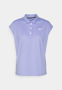 Polo sans manches lavande Nike avec trois boutons blancs et un logo Nike swoosh blanc sur le côté gauche de la poitrine.