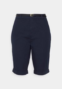 Námořnické modré bavlněné šortky s ohrnutým lemem, doplněné černým pásem se zlatou sponou a předními kapsami. Čistý, upravený design.