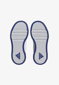 Białe buty sportowe z niebieskimi akcentami, z fakturowaną gumową podeszwą z heksagonalnymi wzorami i logo. Antypoślizgowa podeszwa.