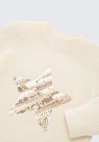 Cremfarbener Pullover mit geripptem Struktur und rundem Halsauschnitt. Verfügt über ein sternförmiges Paillettenmuster in metallischen Gold- und pinken Tönen.