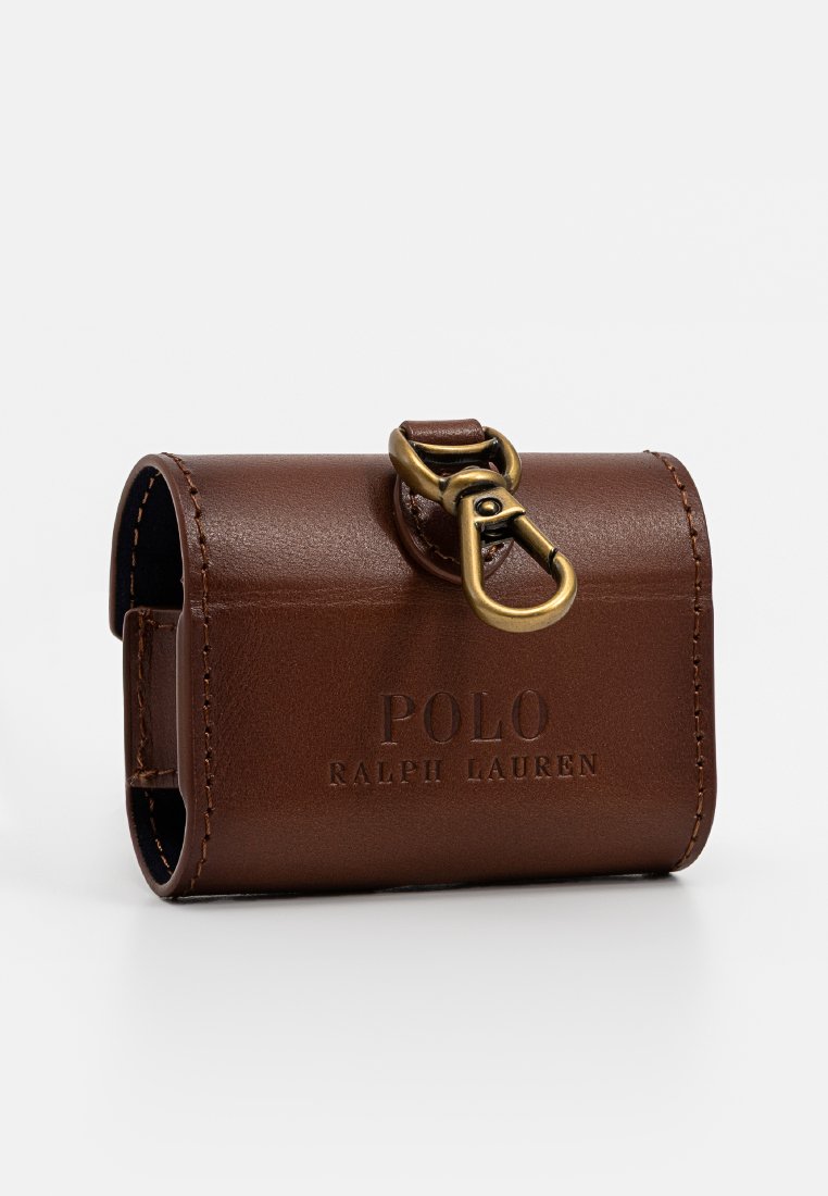 Portachiavi in pelle marrone con forma arrotondata, dotato di un gancio metallico e con il logo "POLO RALPH LAUREN" in rilievo sulla parte anteriore.