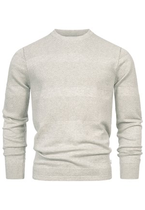 Lysegrå genser med teksturerte striper, ribbekanter og rund hals. Laget av mykt strikkemateriale for komfort.