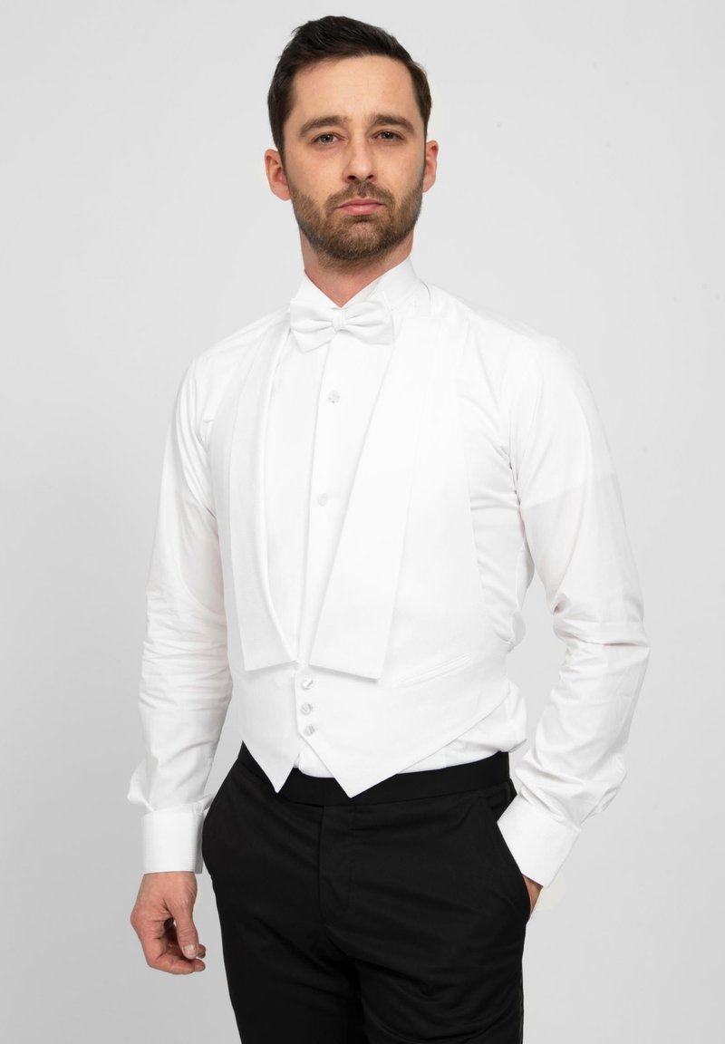Weißes formelles Hemd mit Flügelkragen, Frontknöpfen und passender Fliege, kombiniert mit einer schwarzen Weste und Anzughose.