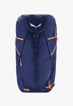 Sac à dos bleu marine en tissu durable, avec des accents orange, plusieurs zips et un design épuré avec une poignée supérieure.