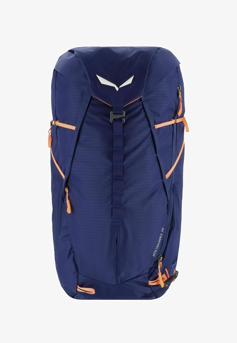 Mochila de color azul marino, fabricada con material duradero, con acentos en naranja, múltiples cremalleras y un diseño aerodinámico con un asa superior.