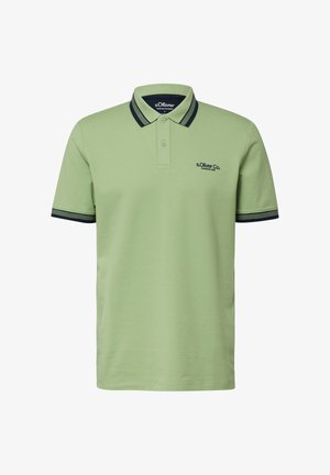 Polo vert clair à manches courtes avec col et bordures des manches rayés vert foncé, arborant le logo "s.Oliver Co." sur la poitrine.