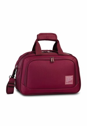 Kompakte kastanienbraune Reisetasche mit doppelten Griffen, einer vorderen Reißverschlusstasche und einem verstellbaren Schultergurt vor weißem Hintergrund.