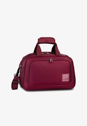 Kompakte kastanienbraune Reisetasche mit doppelten Griffen, einer vorderen Reißverschlusstasche und einem verstellbaren Schultergurt vor weißem Hintergrund.