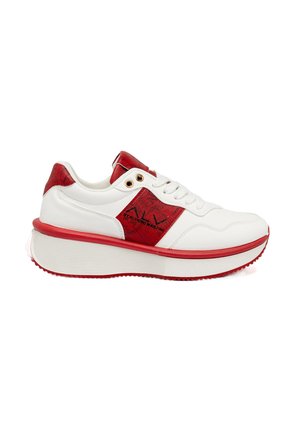 Baskets blanches avec des accents rouges, panneau texturé rouge, semelle surélevée avec des rayures horizontales et œillets en métal pour les lacets. Logo audacieux sur le côté.