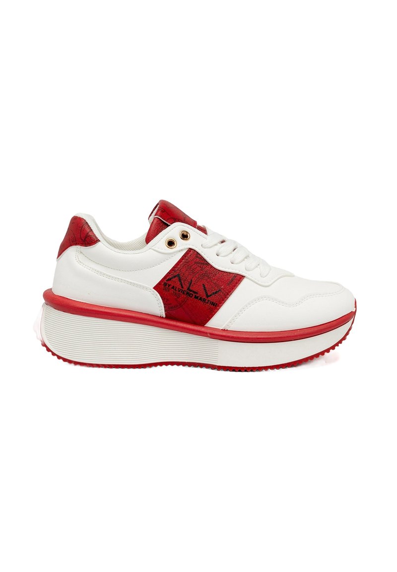 Sneaker bianco con accenti rossi, pannello rosso testurizzato, suola rialzata con strisce orizzontali e occhielli in metallo per i lacci. Logo audace sul lato.