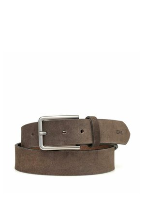 Brązowy pasek ze skóry zamszowej z srebrną prostokątną klamrą, zwinięty, z wytłoczonym logo w pobliżu zakończonego szpicem końca.