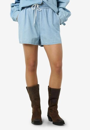 Shorts rayés bleu clair avec une taille élastique et un cordon de serrage, associés à des bottes marron foncé arrivant au genou. La texture semble lisse.