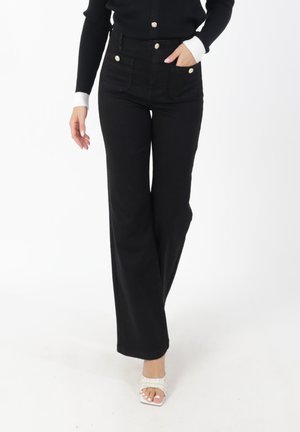 Schwarze, hoch taillierte Jeans mit weitem Bein, vorne mit Taschen und goldfarbenen Knöpfen versehen, aus Denim-Stoff gefertigt.
