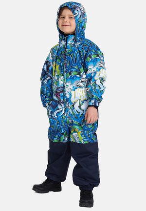 Tuta da neve impermeabile e colorata con un design grafico blu e verde, con cappuccio, polsini elastici e pantaloni blu scuro. Gli stivali neri completano il look.