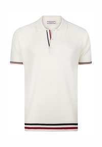 Camisa polo blanca con un tejido texturizado, que presenta una cierre de tres botones y detalles a rayas en marino y rojo en el cuello y las mangas.