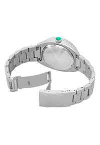 Montre en acier inoxydable avec un bracelet en maillons argentés et un boîtier rond. Présente une couronne verte et un fond de boîtier poli et plat.