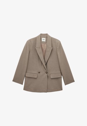 Taupefarbener, zweireihiger Blazer mit breiten Revers, zwei vorderen Klappentaschen und Knopfdetails, dargestellt auf weißem Hintergrund.