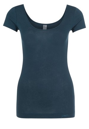 Chemise ajustée pour femme à manches courtes bleu marine avec encolure dégagée et petit logo au bas de l'ourlet sur fond blanc.