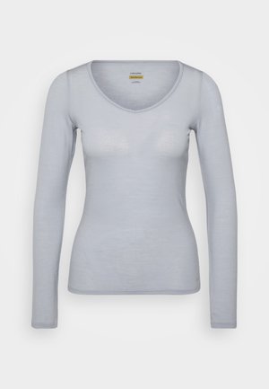 Camisa de manga larga azul claro hecha de lana merino, con un profundo escote en V y un diseño ajustado con una textura suave y fina.