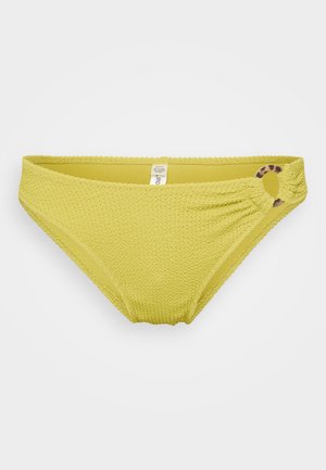 Bas de bikini jaune en tissu texturé. Présente un design taille haute avec des détails froncés et un accent à motif sur le côté.