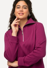 Ulla Popken TROYERKRAGEN REISSVERSCHLUSS LANGARM - Vestido de punto - berry