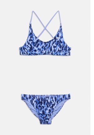 Set de bikini cu imprimeu leopard albastru și bleumarin închis, cu bretele încrucișate pe top, așezat plat pe un fundal alb.