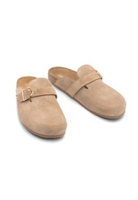 Beżowe zamszowe klapki z zaokrąglonym noskiem, szerokim otworem i regulowanym paskiem z klamrą. Teksturowana powierzchnia z miękkim wnętrzem i lekką podeszwą.