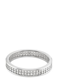 Bague en argent ornée d'une rangée de petites pierres précieuses claires le long de son anneau, présentant une finition lisse et polie avec une forme circulaire.