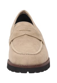 Beige suède instappers met een ronde neus, gestikte details en een lichte rubberen zool. Soepele textuur met een klassiek instapontwerp.