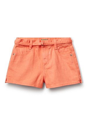 Pantalones cortos de algodón en color coral con presillas para cinturón, bolsillos frontales y un ajuste ligeramente estructurado. La tela tiene un sutil patrón texturizado.