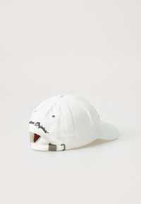 Casquette de baseball blanche avec bride ajustable, texte brodé à l'arrière, tissu en coton lisse, couronne arrondie et visière pré-incurvée.